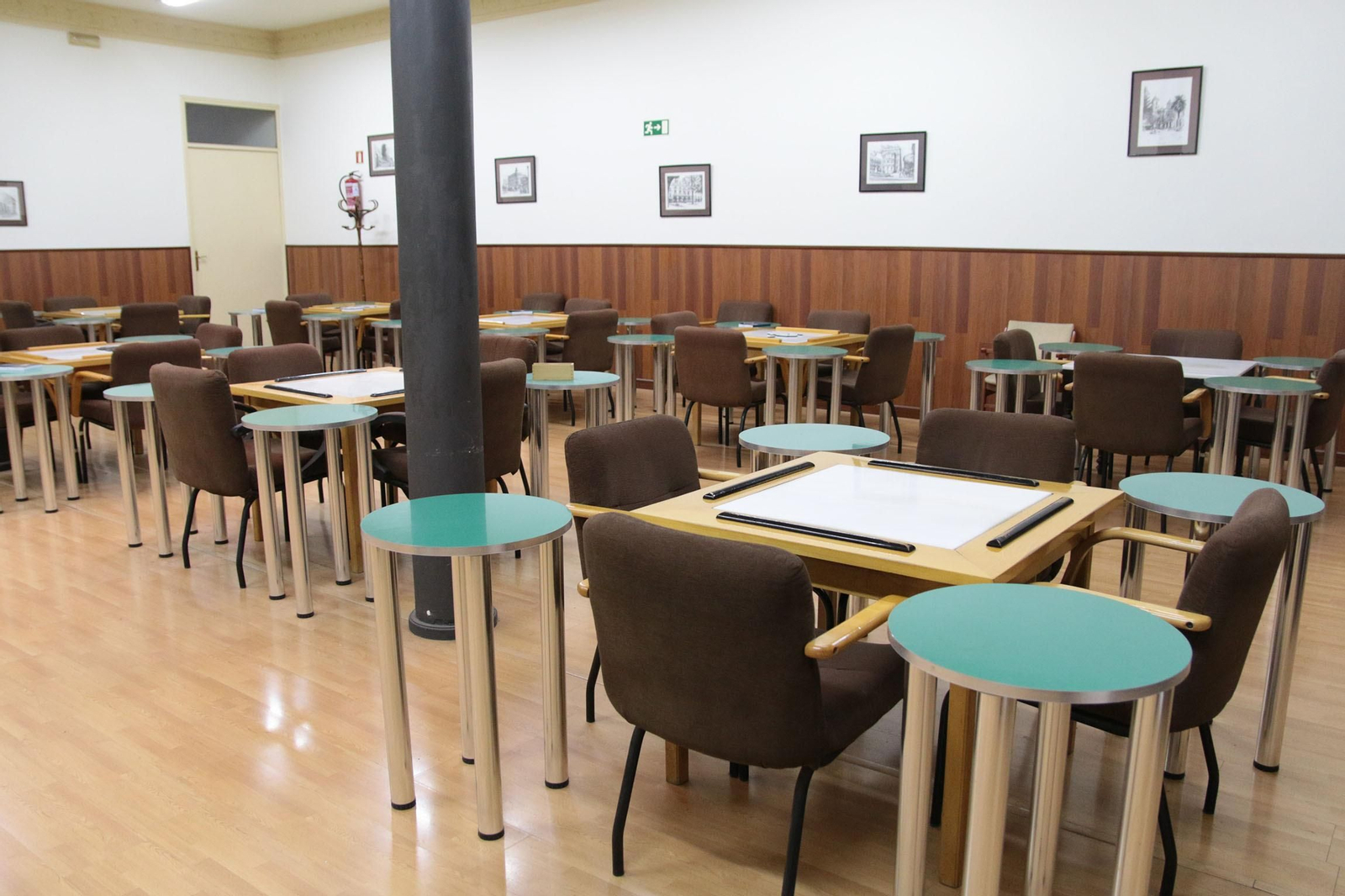 Así de espectaculares son los salones del Círculo Mercantil de Almería