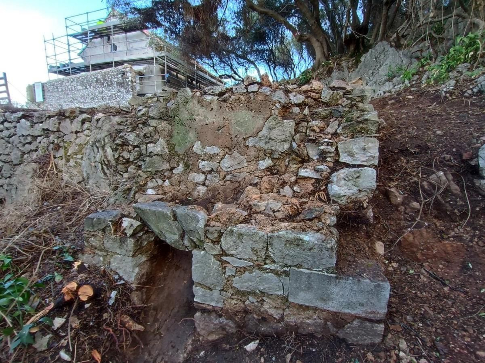 La base de la torre durante los trabajos de restauración.