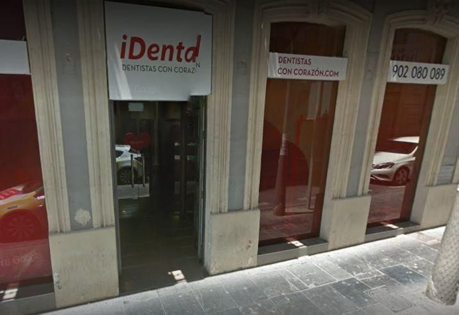 Sede de la clínica iDental en el número 13 de la calle Granada de Almería.