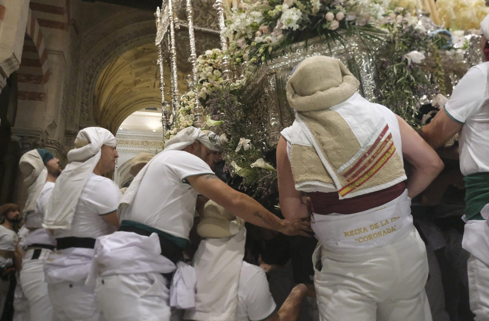 La procesión de la Virgen de la Paz tras su coronación pontificia en Córdoba, en imágenes