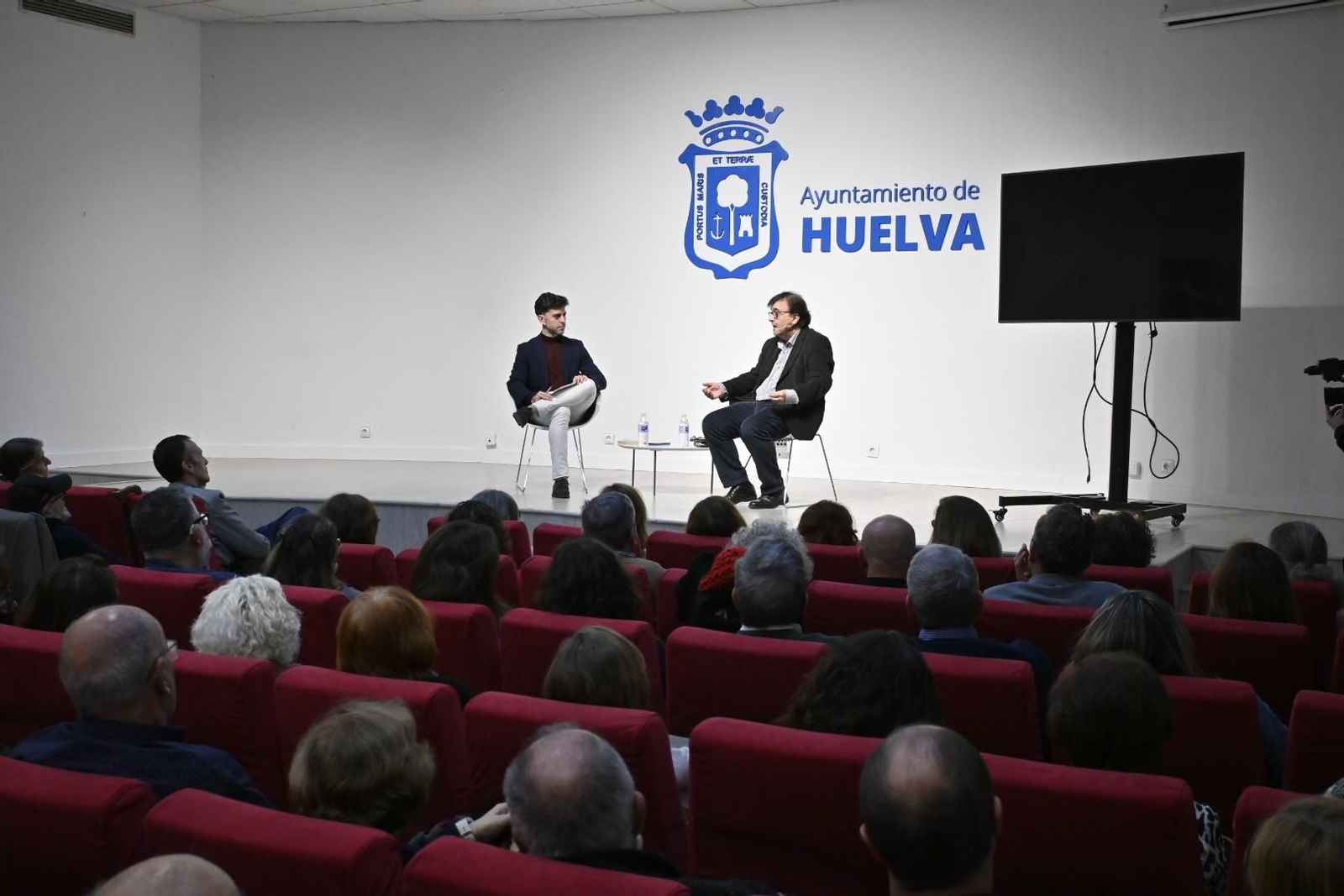 Imágenes del encuentro con el escritor Javier Cercas en Huelva