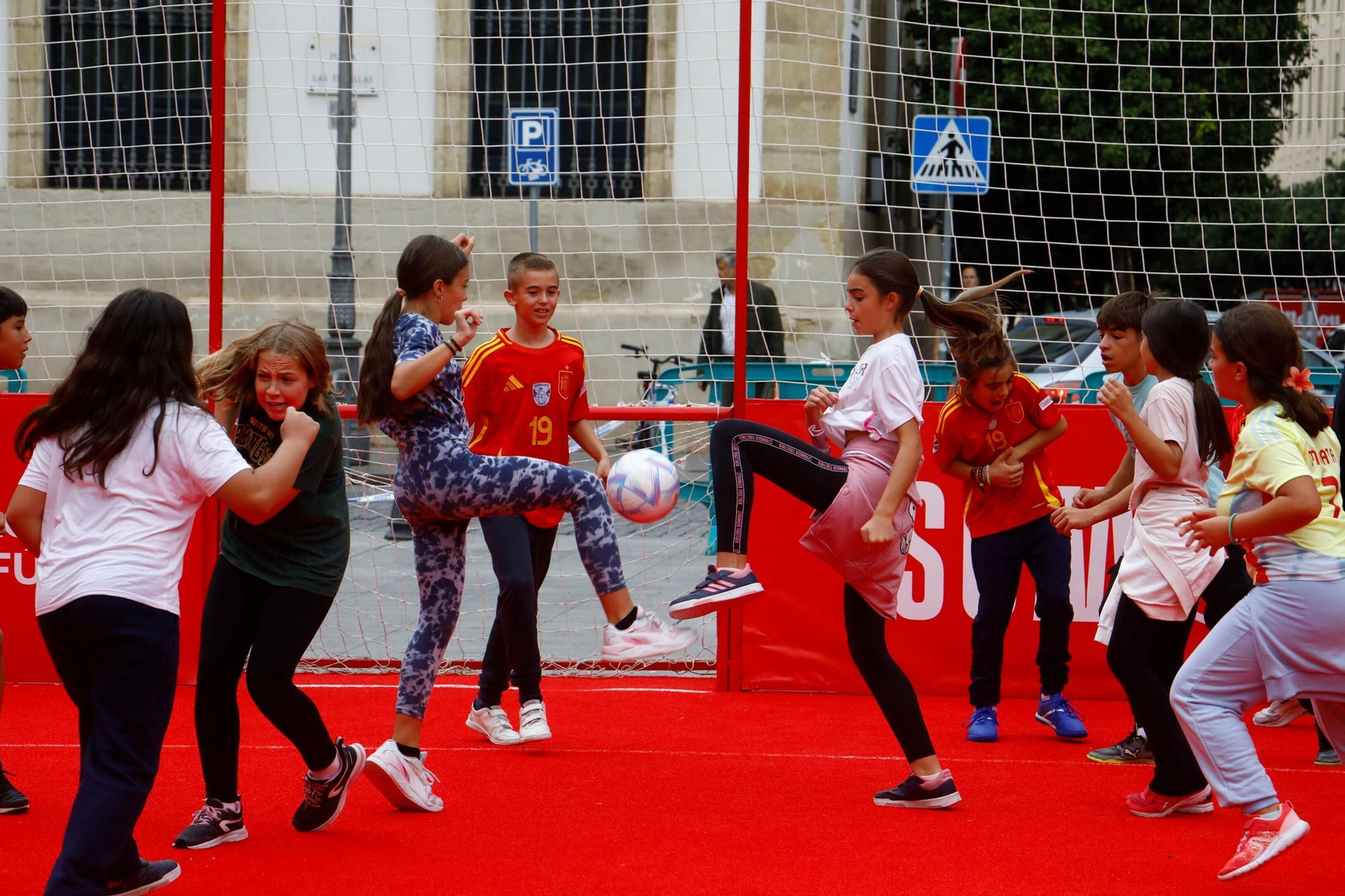 Los colegios de Córdoba disfrutan de la Fan Zone de la selección española, en imágenes