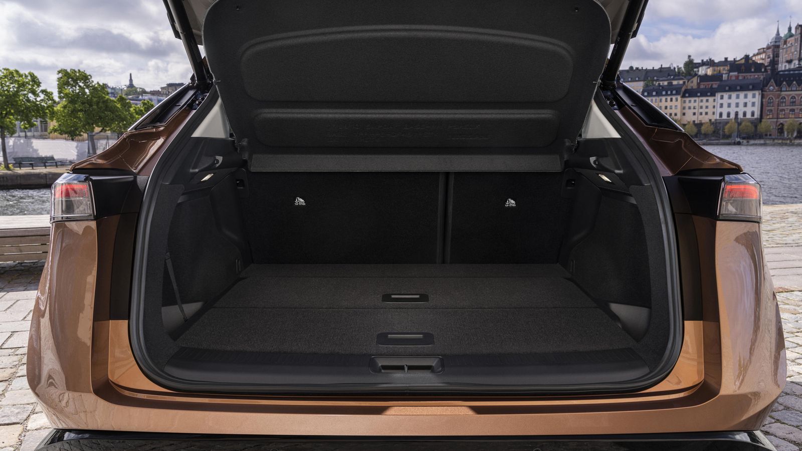 El maletero destaca, sobre todo, por anchura. La altura hasta el ocultaequipajes es discreta: 44 cm. Dependiendo de si lleva o no el motor trasero el volumen varía unos 50 litros.