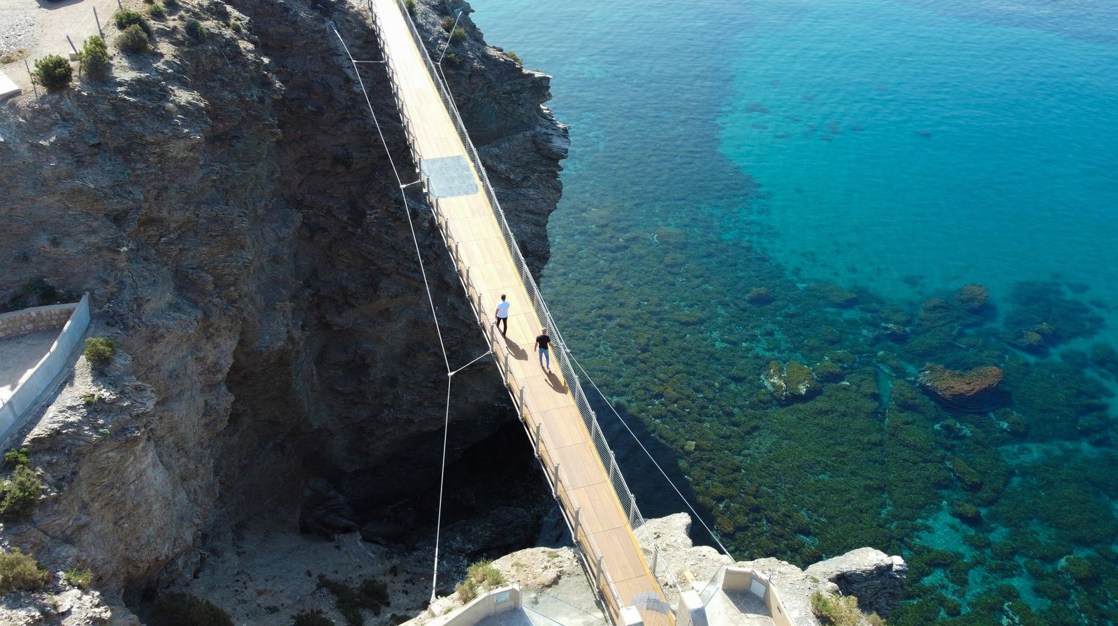 El puente colgante de Torrenueva Costa