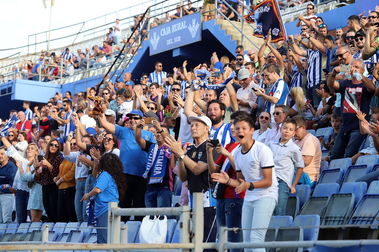 Imágenes del ambiente en el Estadio Nuevo Colombino