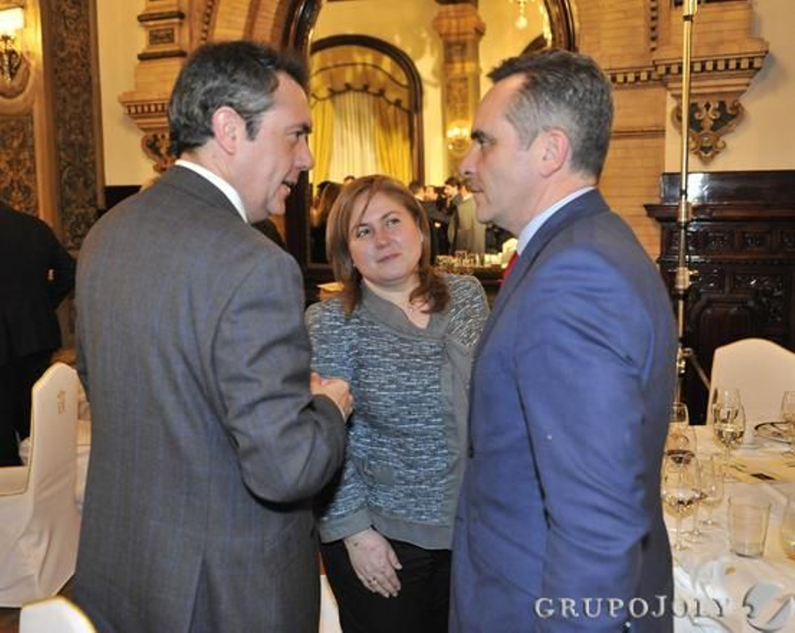 El portavoz municipal del PSOE, Juan Espadas; la periodista María José Guzmán; y el presidente del PP de Sevilla, Juan Bueno. / Reportaje gráfico: Antonio Pizarro, Juan Carlos Muñoz y Juan Carlos Vázquez