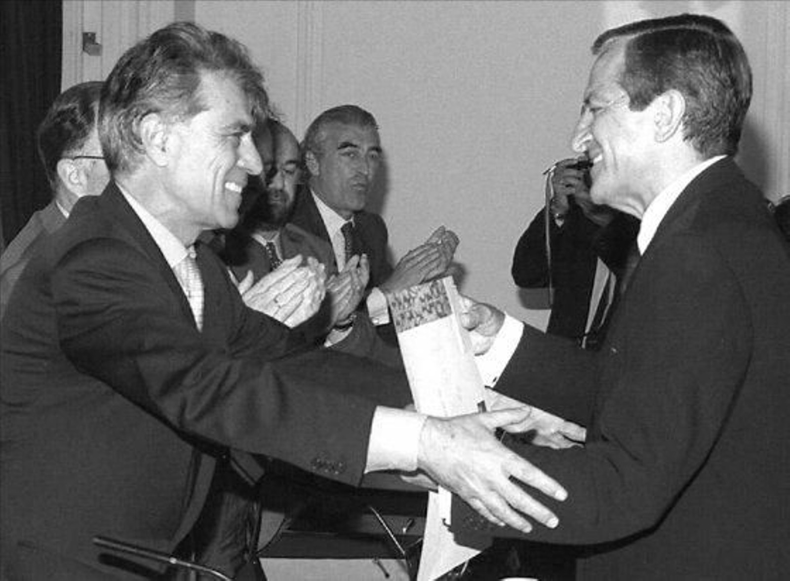 Jesús Hermida entrega a Adolfo Suárez el diploma de miembro de honor de la Academia de la Televisión.

Foto: EFE
