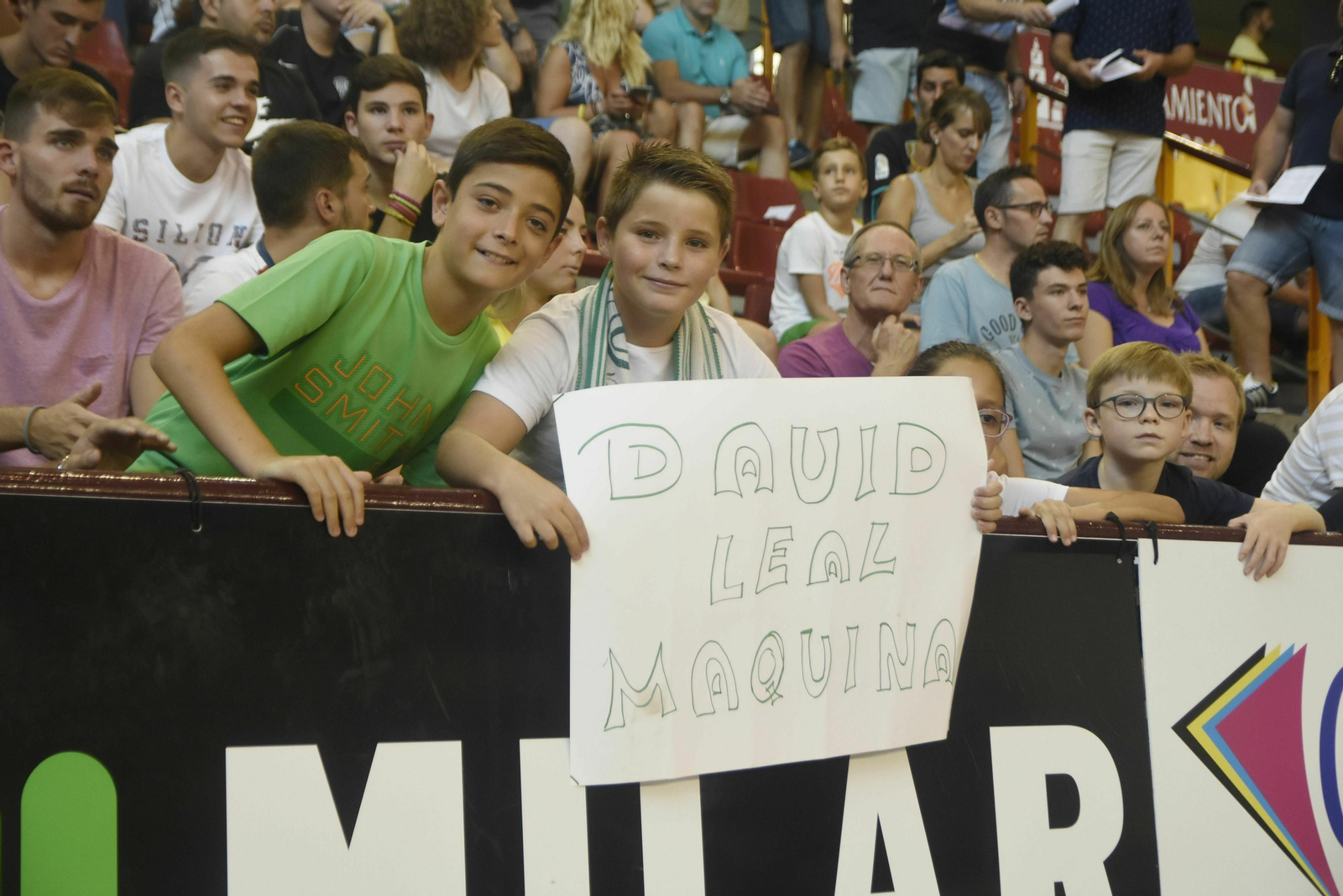 Aficionados en la grada de Vista Alegre durante un encuentro del Córdoba Patrimonio de la Humanidad.