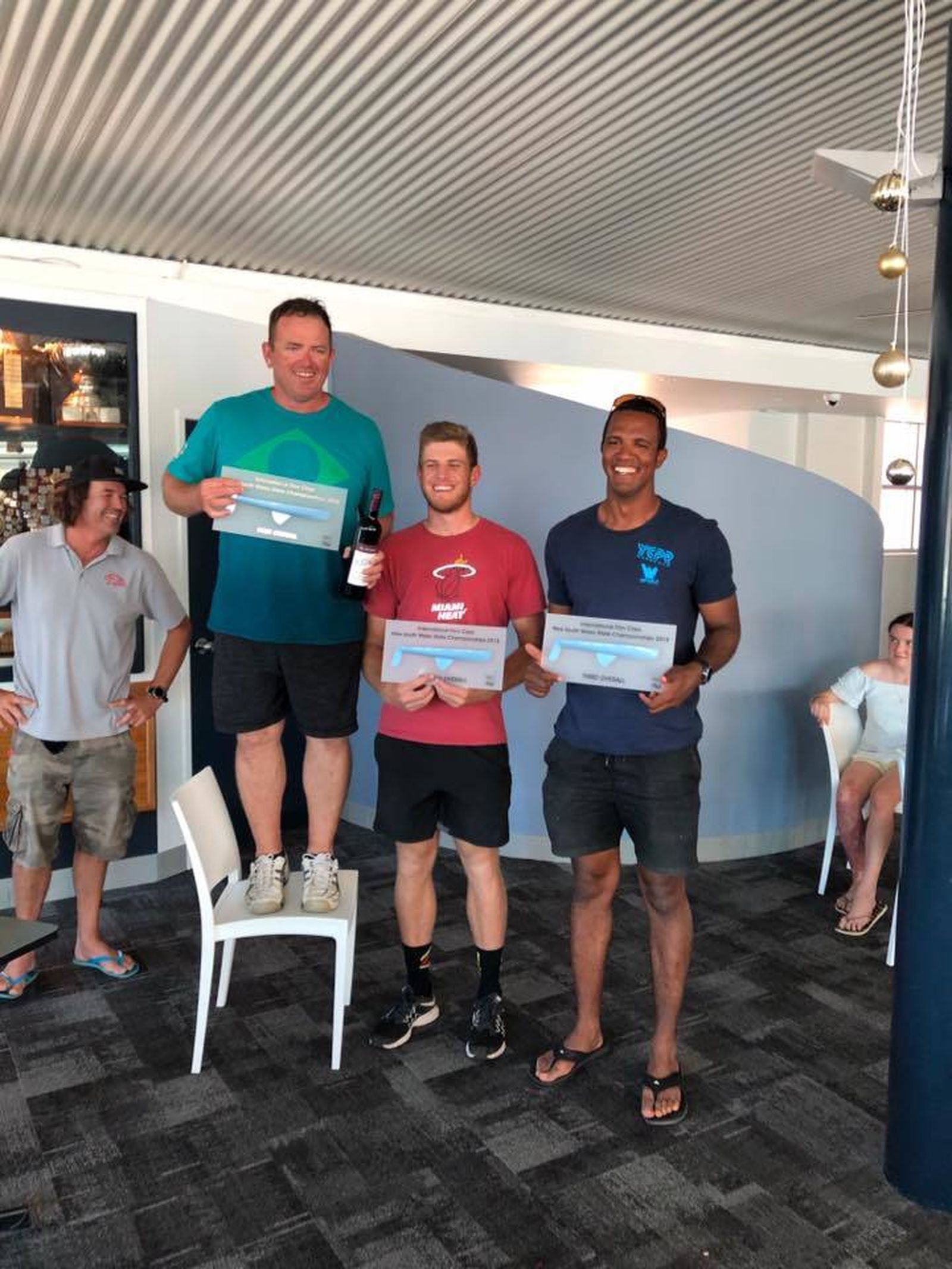 Rafa Trujillo a la izquierda, con su premio de campeón