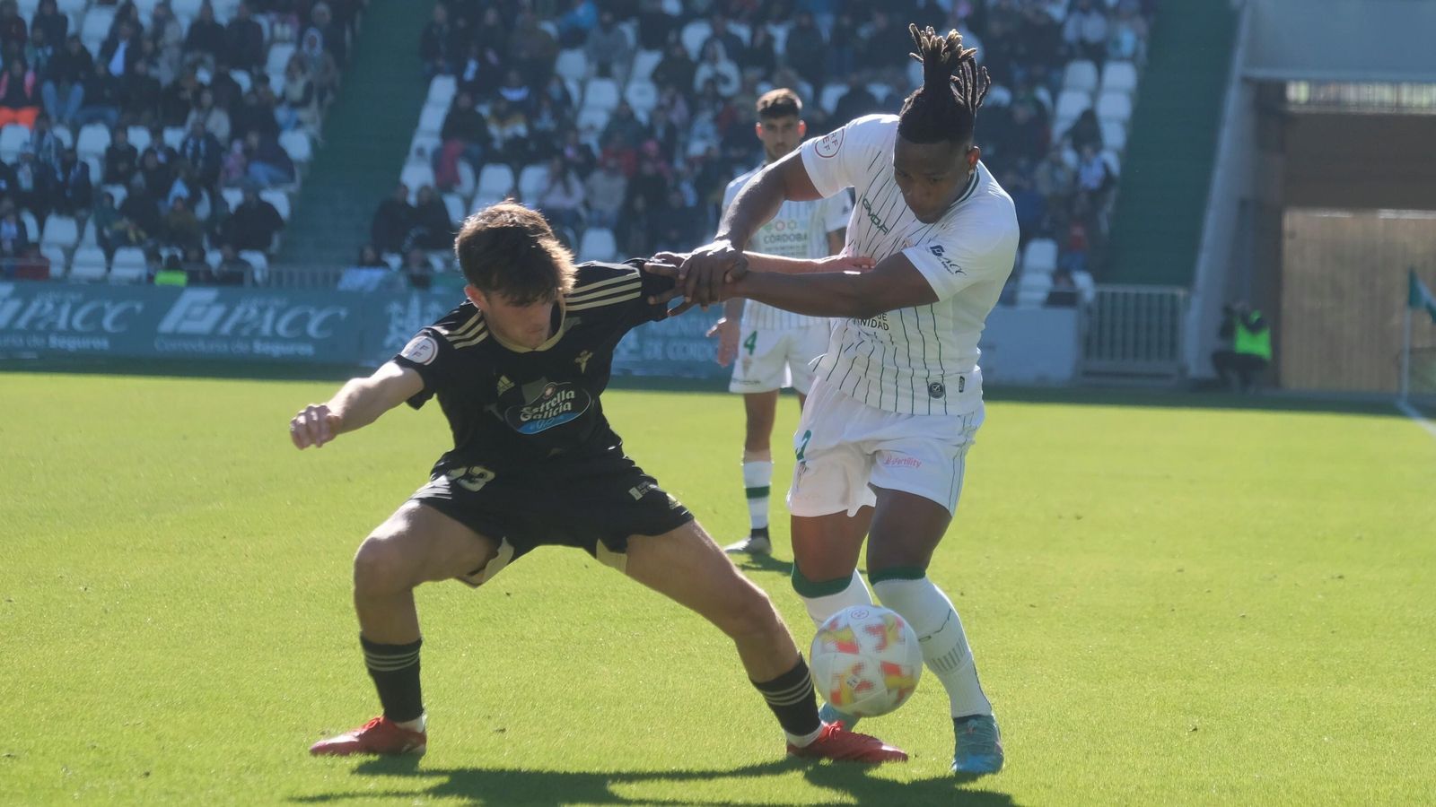 Cedric Teguia intenta marcharse de su par en el partido ante el Celta de Vigo B.