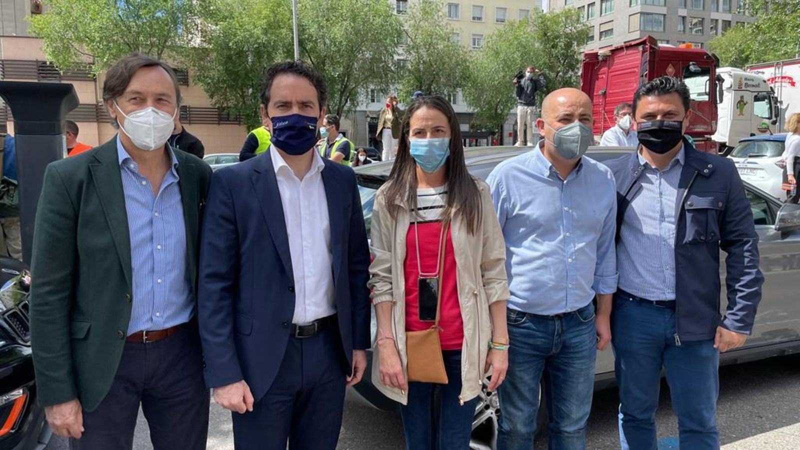 Rafael Hernando, Aránzazu Martín, y Domingo Fernández con Teodoro García Egea y el alcalde de San Javier en la manifestación de hoy en Madrid