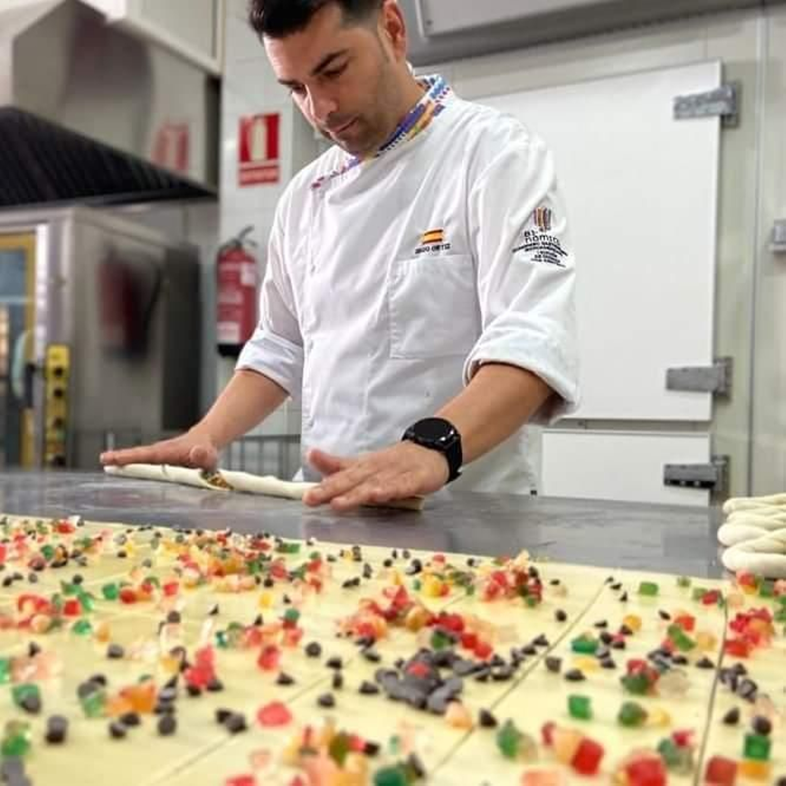 El onubense Sergio Ortiz y La Torre, el templo de la repostería en Lepe
