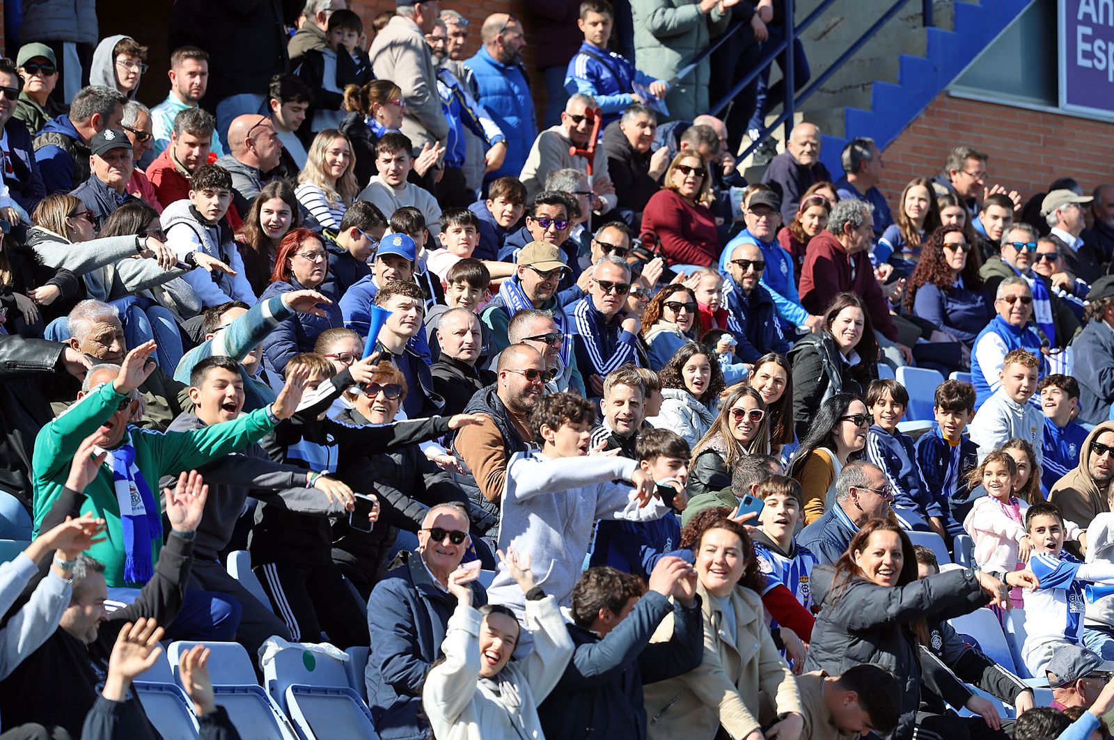 Búscate en las gradas del Nuevo Colombino en el Recre-Yeclano