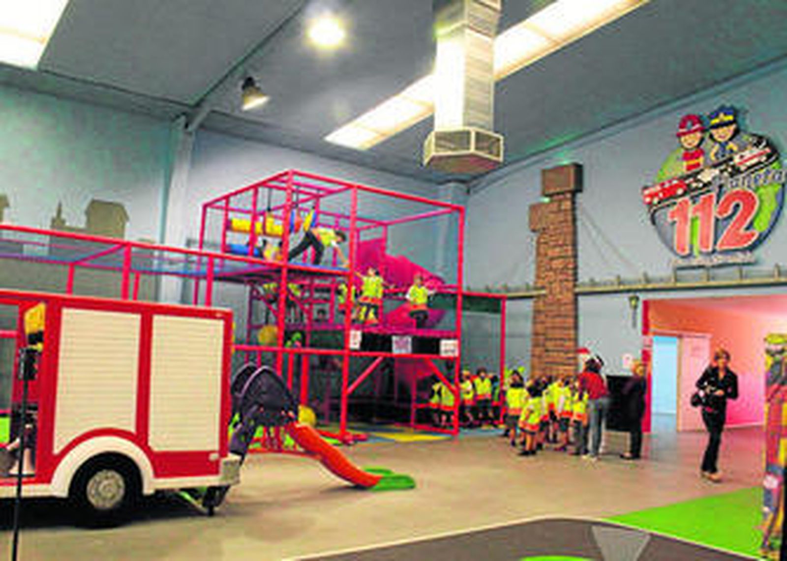 1. Sala de entrenamiento de bomberos. 2. Los niños conocieron cómo funciona un hospital de campaña. 3. La seguridad vial también forma parte de Planeta112.  4. La pandilla 112 es la encargada de guiar la visita.