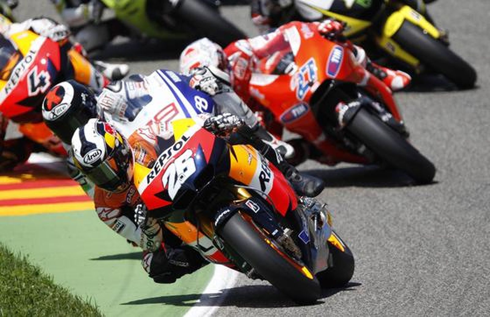 Pedrosa encabezando la carrera de MotoGP.

Foto: Reuters