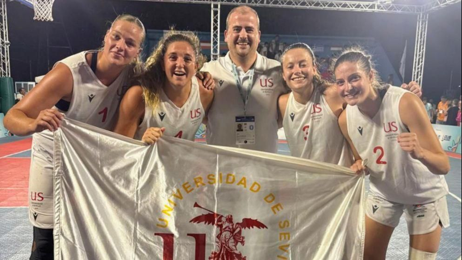 Las jugadoras de la Universidad Sevilla Inés Rus, Marta García, Elisa Fernández y Pauline Laurenson junto a su entrenador Flori