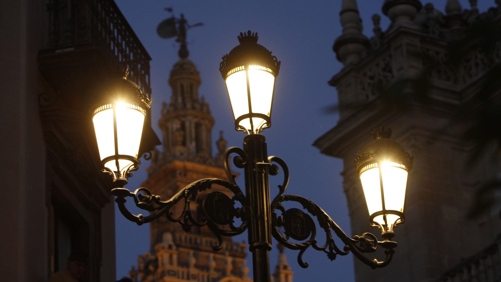 Luz de farolas y de focos que iluminan la Giralda.