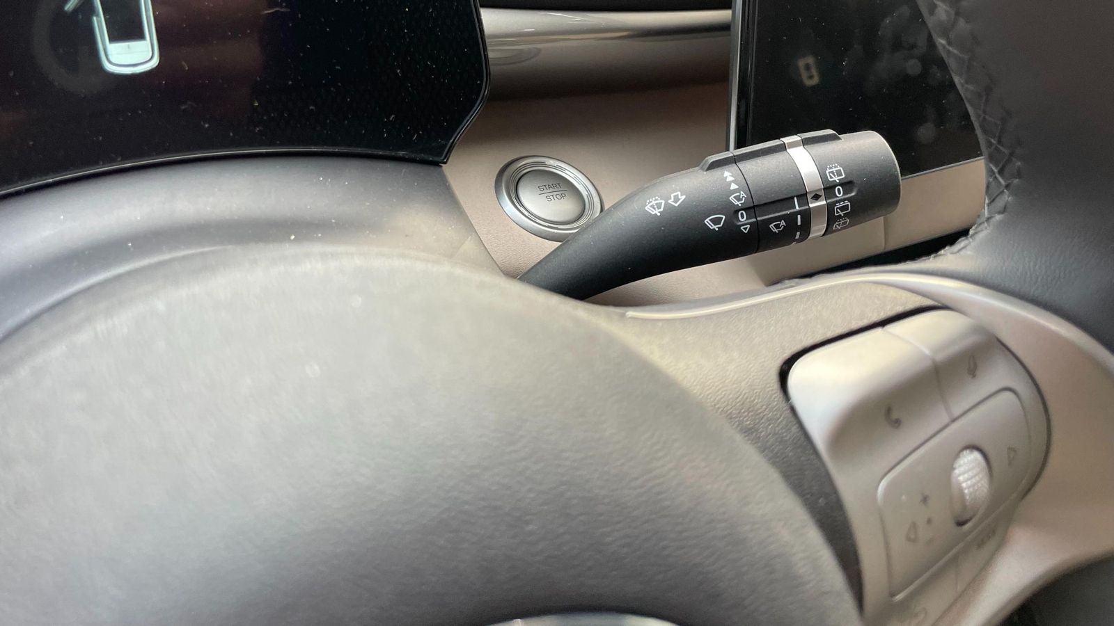 Aunque queda algo oculto a la vista por el volante y las palancas situadas a la derecha de éste el botón de encendido y apagado del motor está muy accesible.