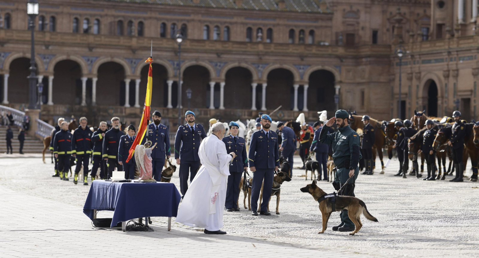 La bendición de  animales de la Policía Nacional con motivo de San Antón, en imágenes