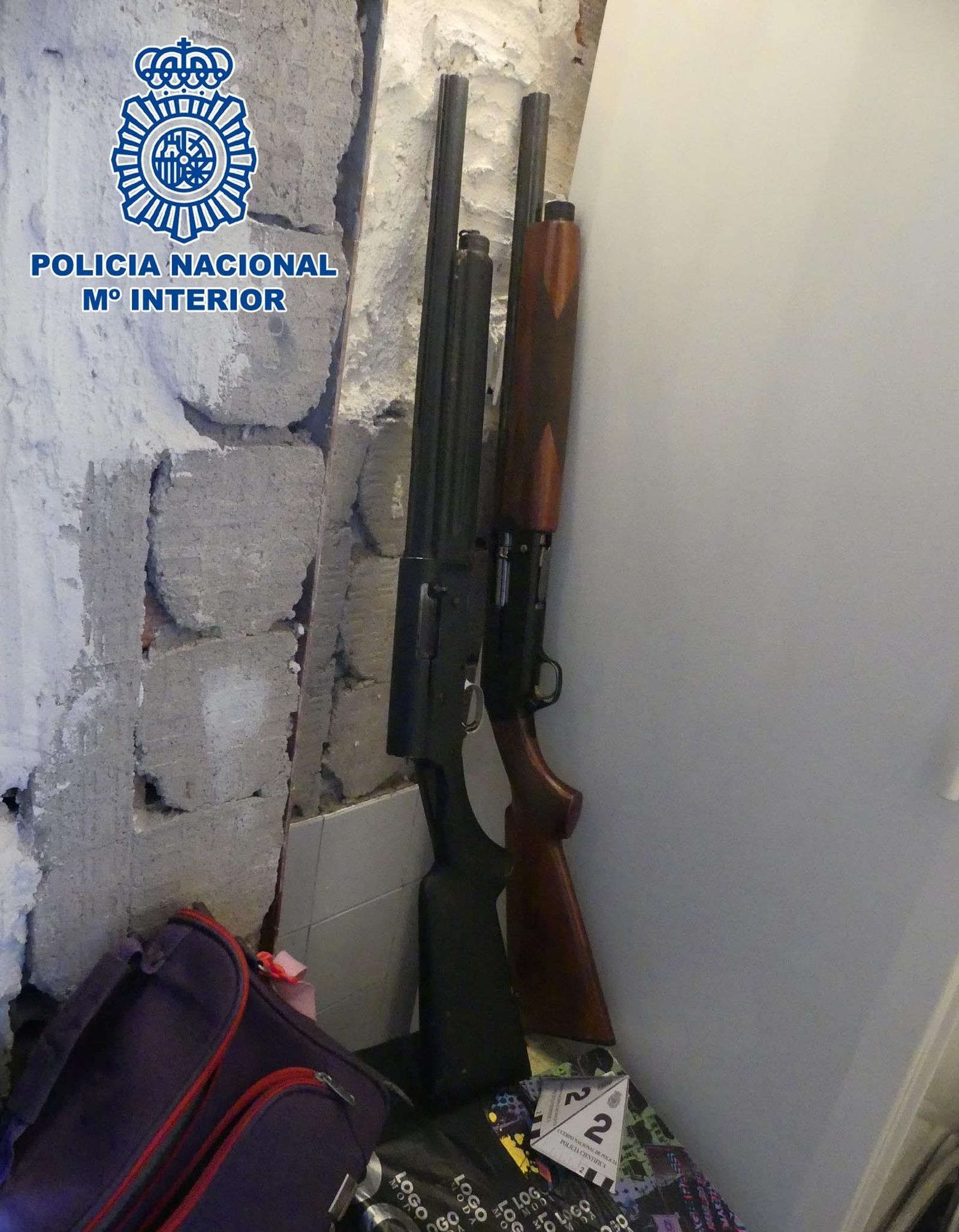 Zulo donde estaban guardadas las escopetas en una vivienda de El Puche.