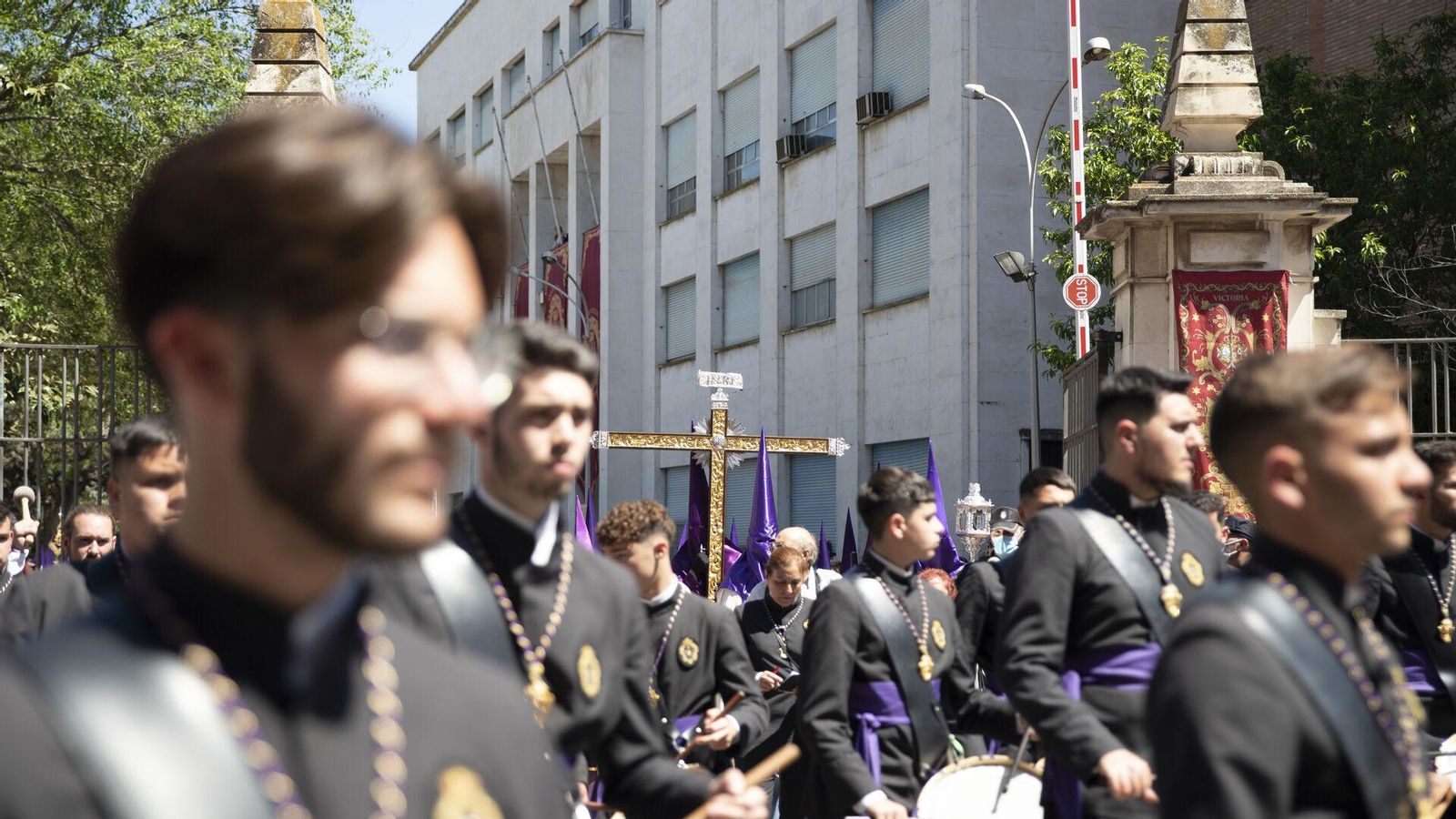 La Columna y Azotes abriendo paso a la Cruz de Guía de las Cigarreras