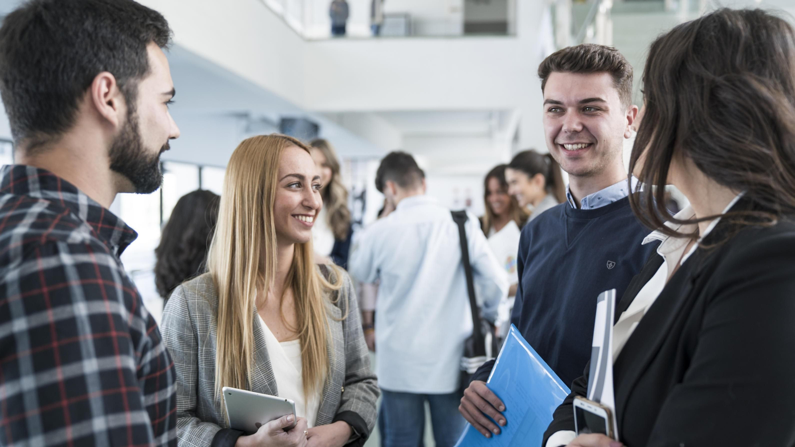Imagen de archivo de varias personas esperando a comenzar una formación