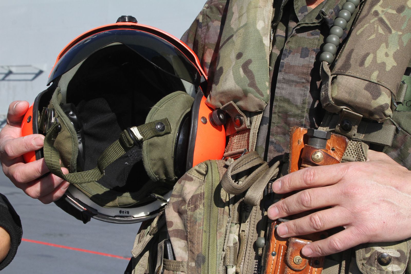 Imágenes de las primeras horas del portaaviones "Juan Carlos I" en el puerto de Huelva, durante su visita este fin de semana