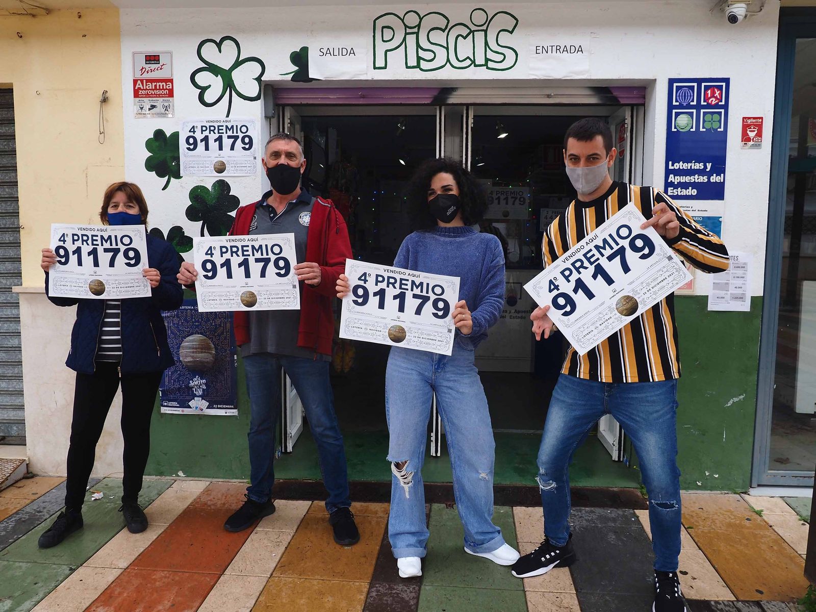 Paco Padilla, segundo por la izquierda, celebra el premio con sus familiares