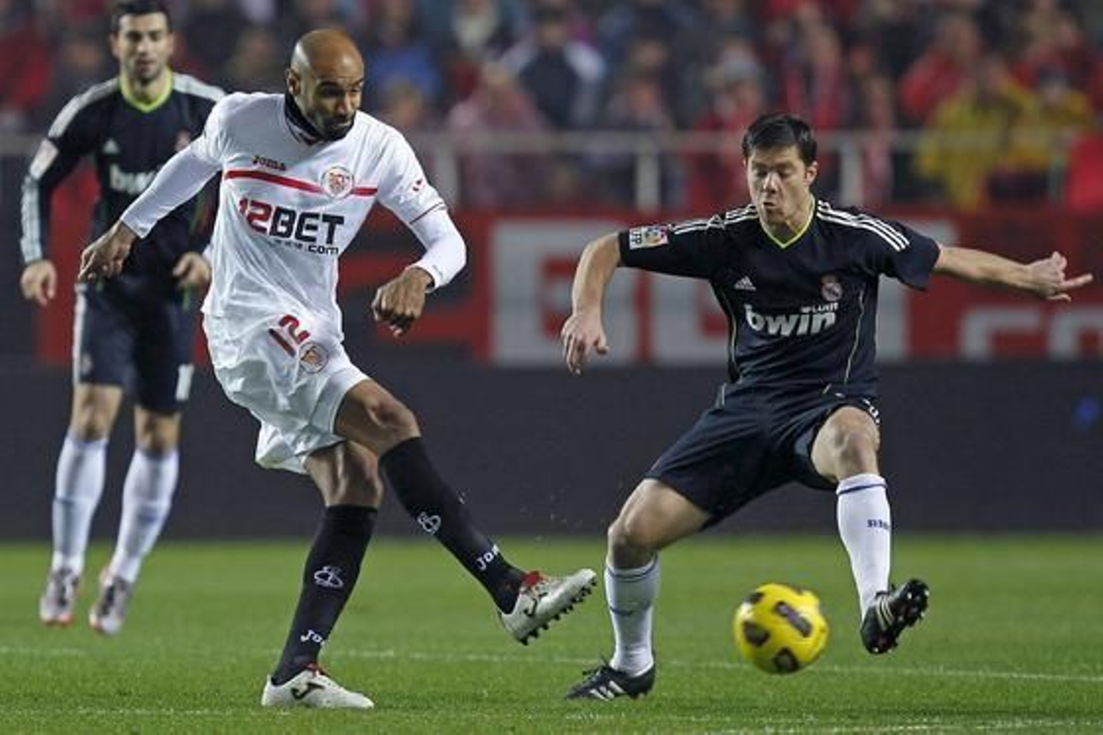 El Sevilla pierde 0-1 con el Real Madrid en la ida de las semifinales de la Copa del Rey. / EFE