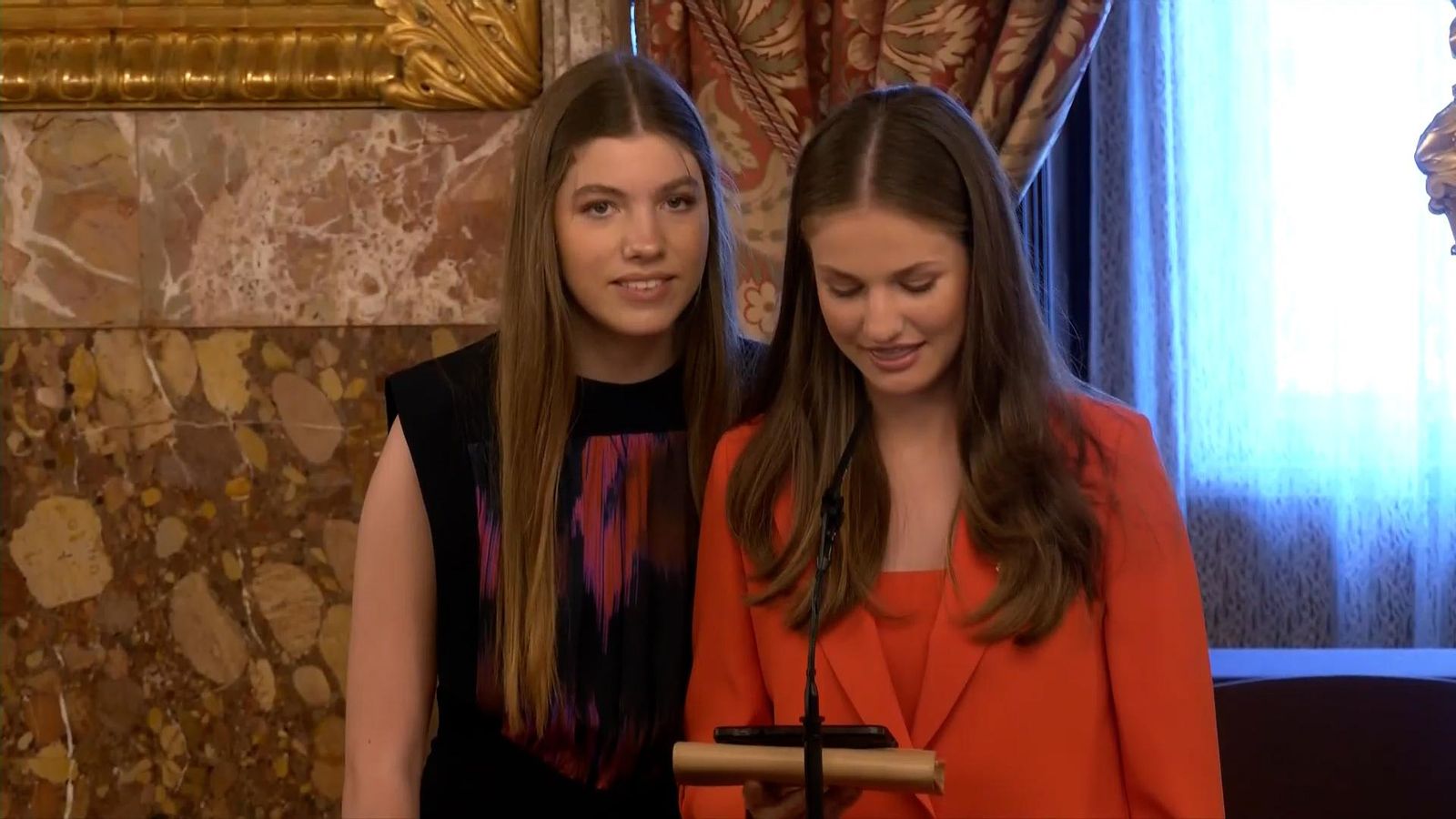 La princesa Leonor y la infanta Sofía sorprenden con un brindis en honor a sus padres La princesa Leonor y la infanta Sofía sorprenden con un brindis en honor a sus padres