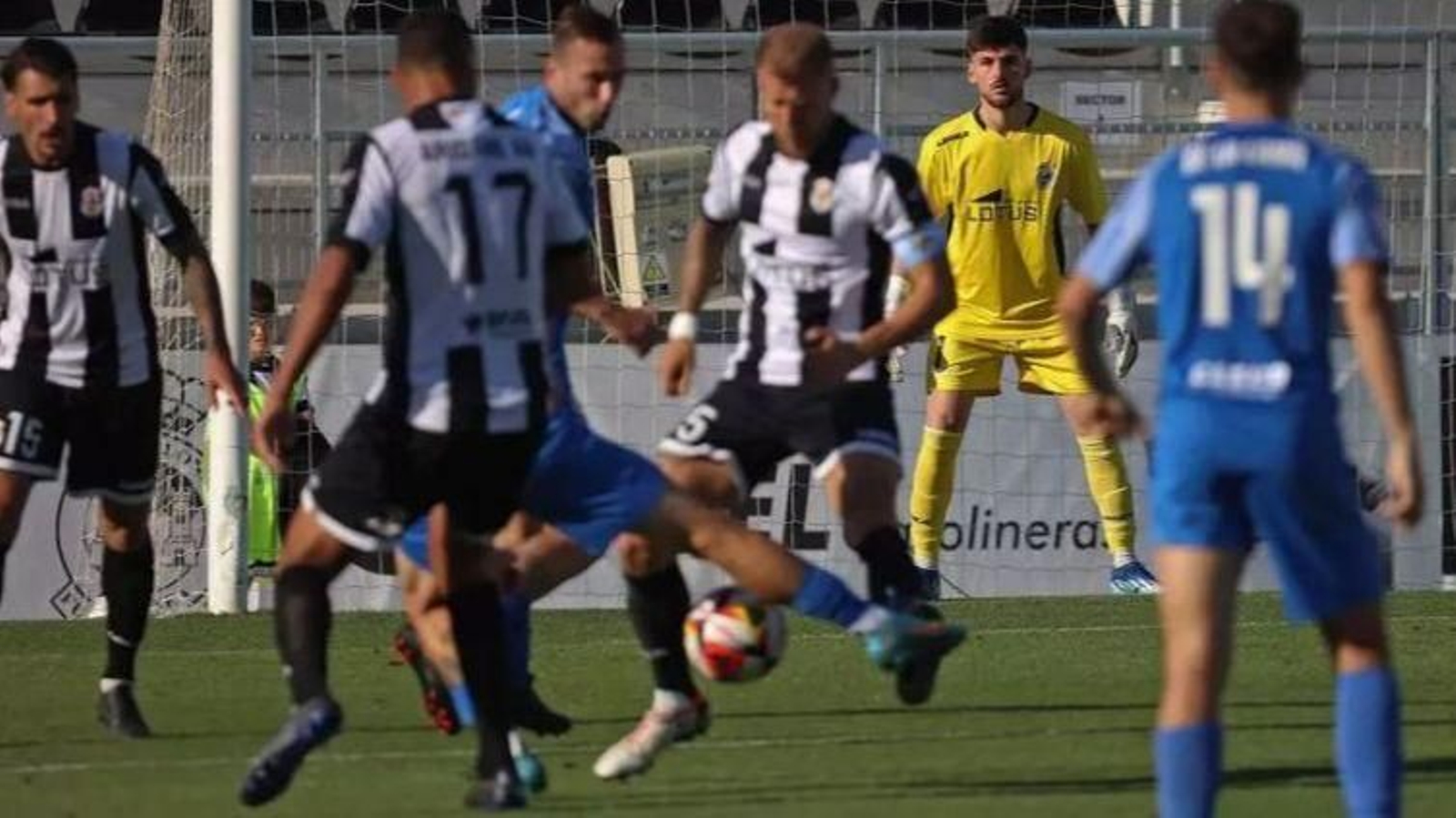 Adri Romero, durante los escasos minutos en los que defendió la portería de la Balona