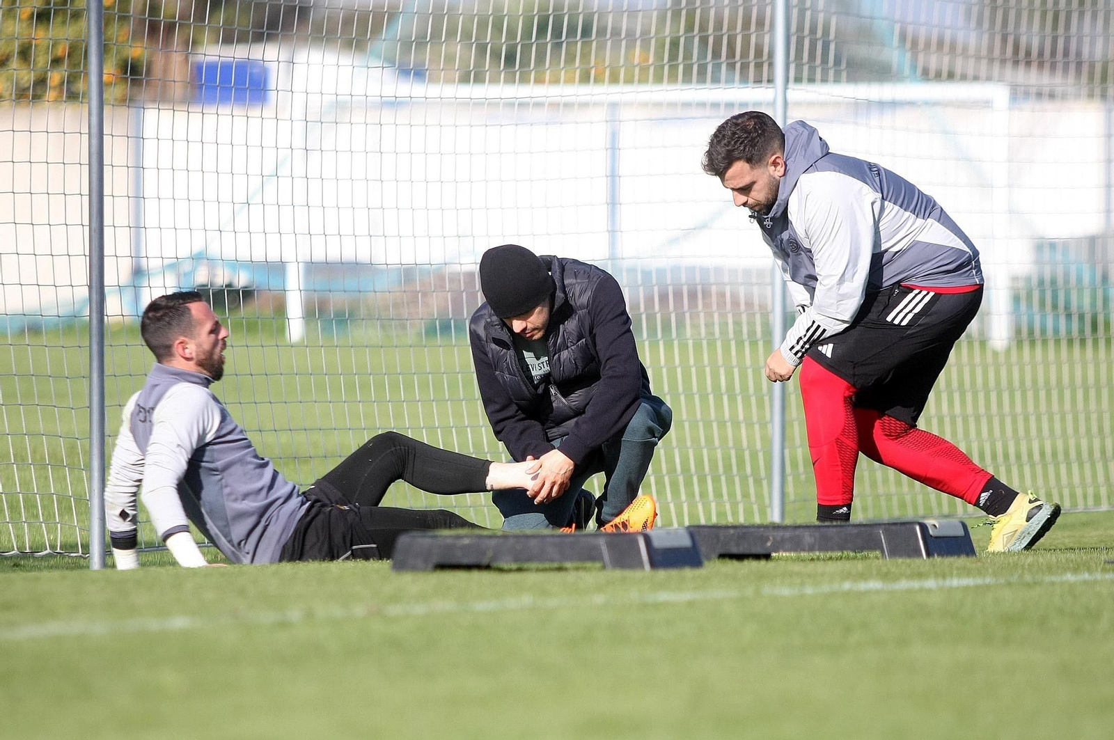 Rubén Gálvez se duele del pie en el entrenamiento de este jueves.