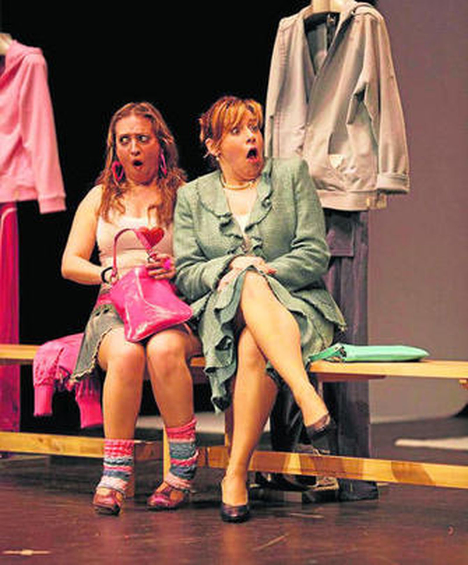 Dos de las actrices, durante un momento de la actuación.