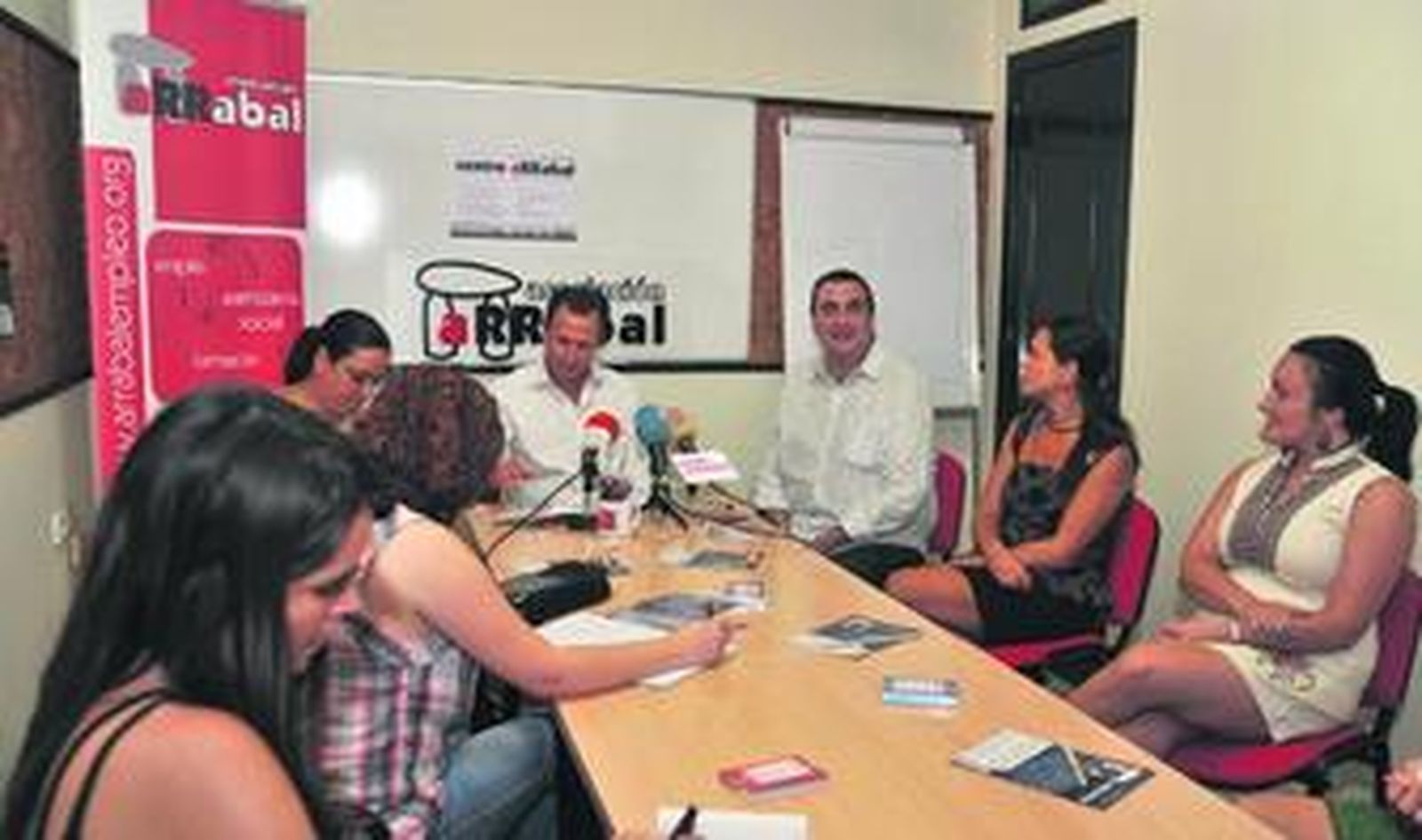 El alcalde con representantes de la nueva oficina que se ha abierto en la calle La Vid, en la Soledad.