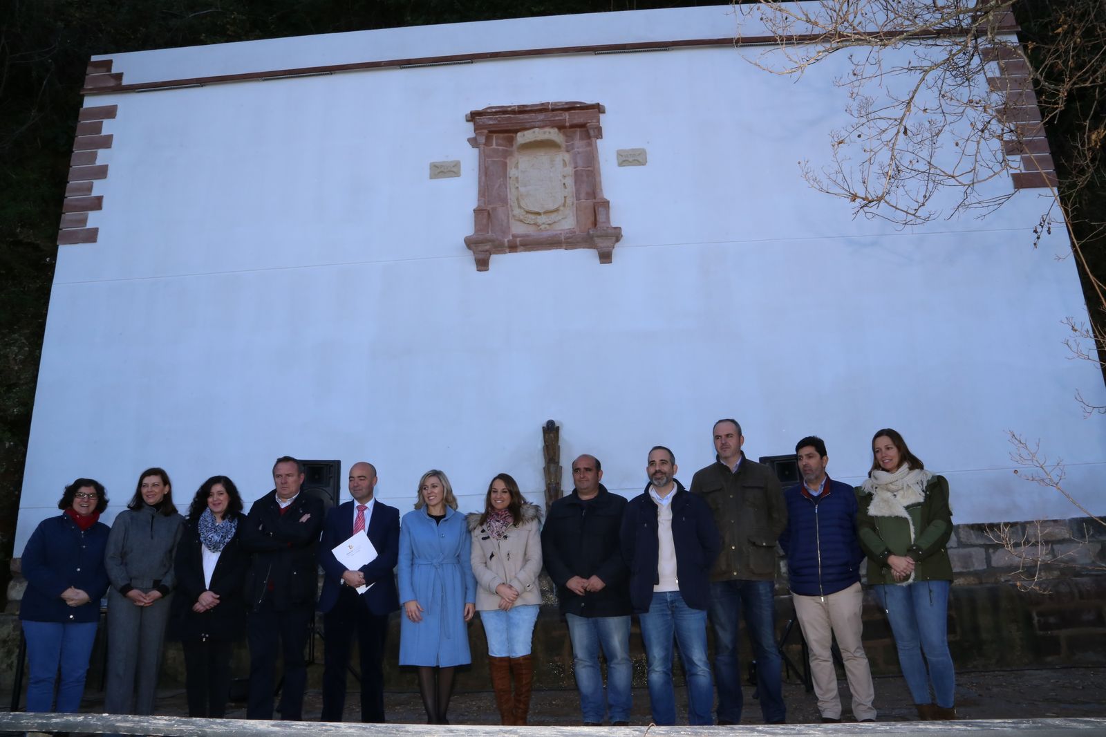 Las autoridades, en la inauguración del antiguo pilar.