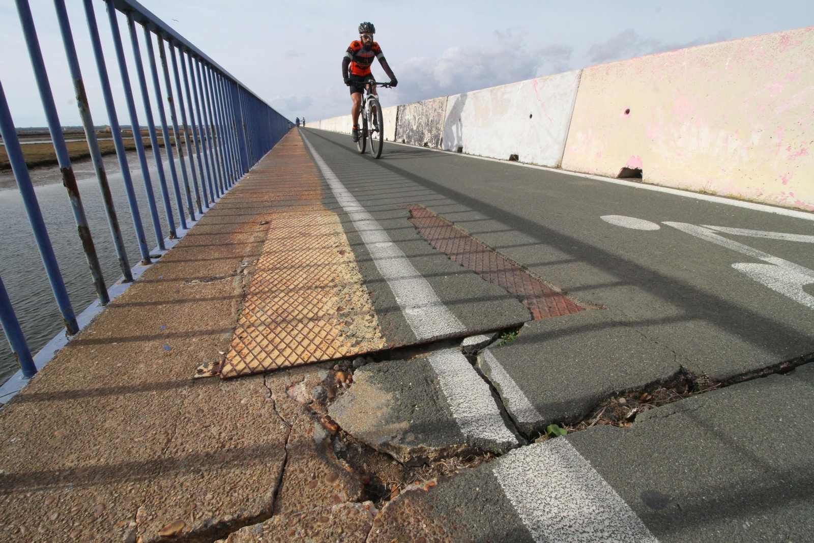 Imágenes del mal estado del puente Sifón.
