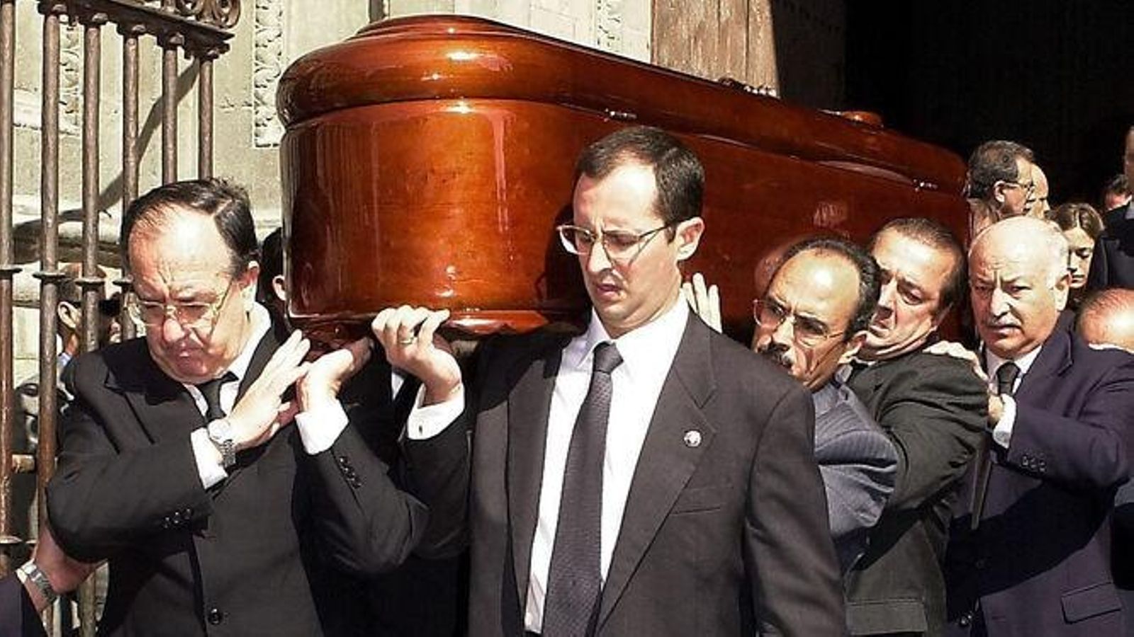 Jueces del TSJA portan el féretro con el cadáver de Luis Portero.