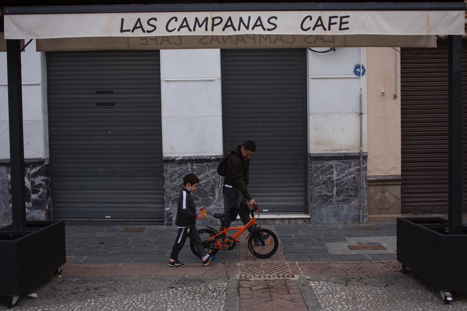 Coronavirus en Málaga: Los niños ya pisan las calles tras un largo confinamiento, en fotos