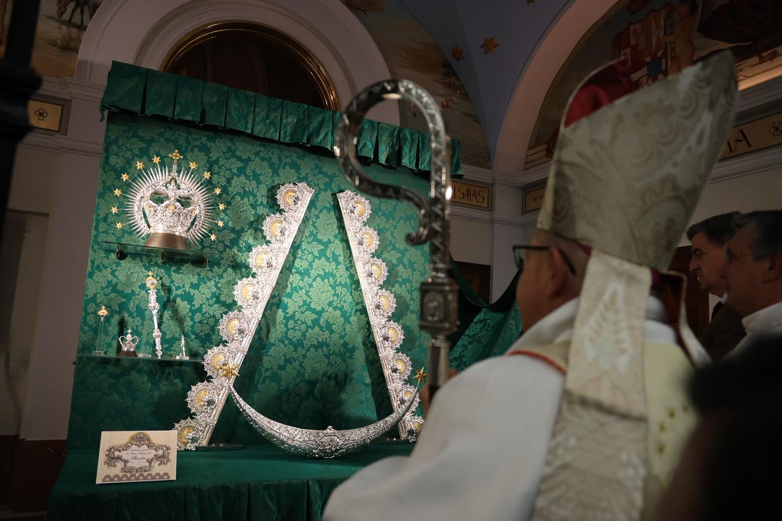El obispo, Santiago Gómez Sierra, junto a los nuevos atributos para la Virgen del Rocío.