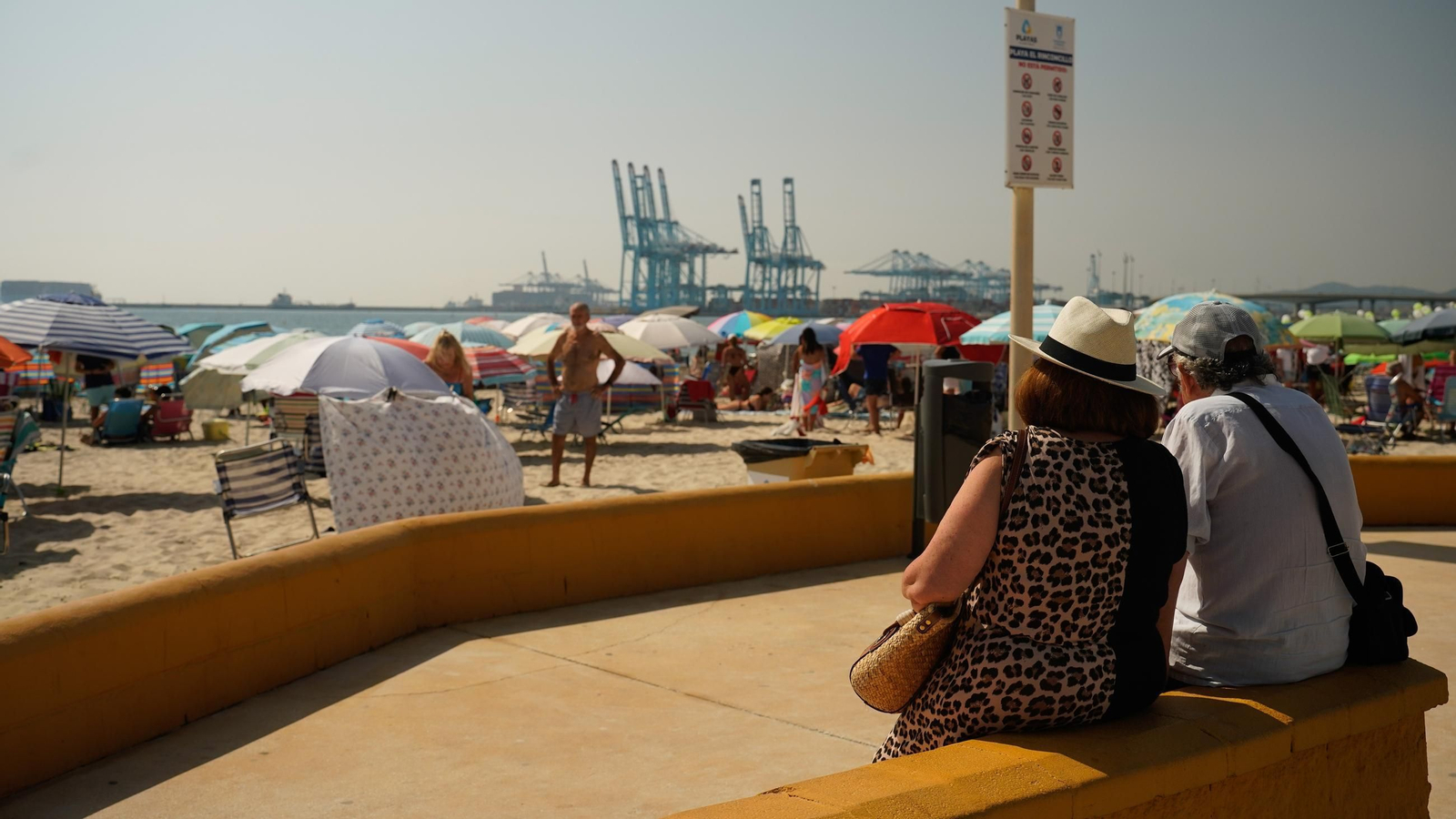 Fotos del ambiente en la playa de El Rinconcillo en la Romería Marítima de la Virgen de la Palma