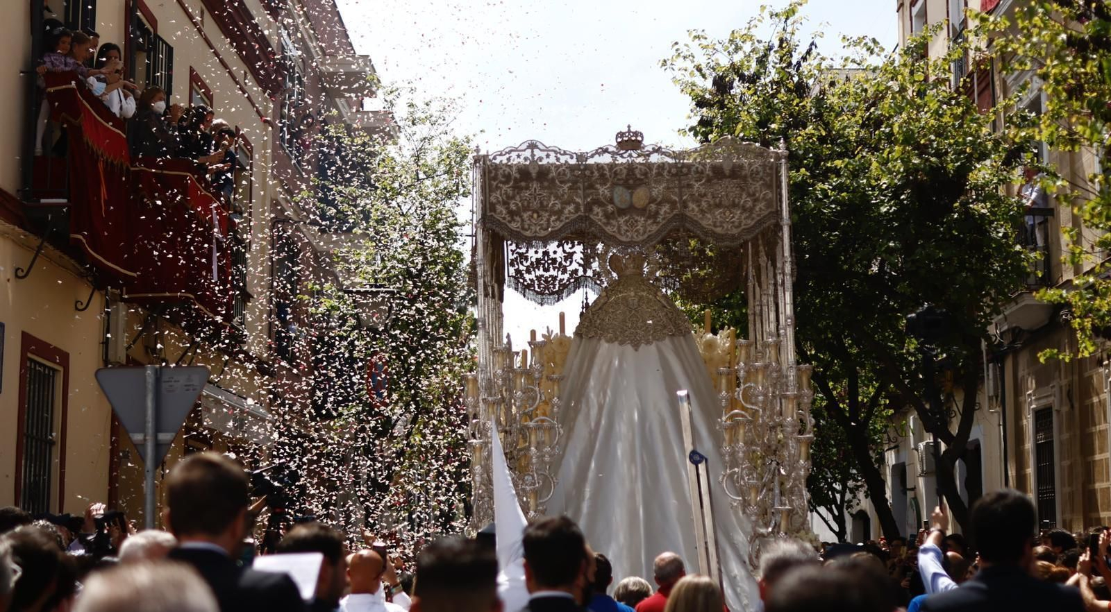 Pétalos a la Virgen de la Paz tras salir de San Sesbastián. Pétalos a la Virgen de la Paz tras salir de San Sesbastián.