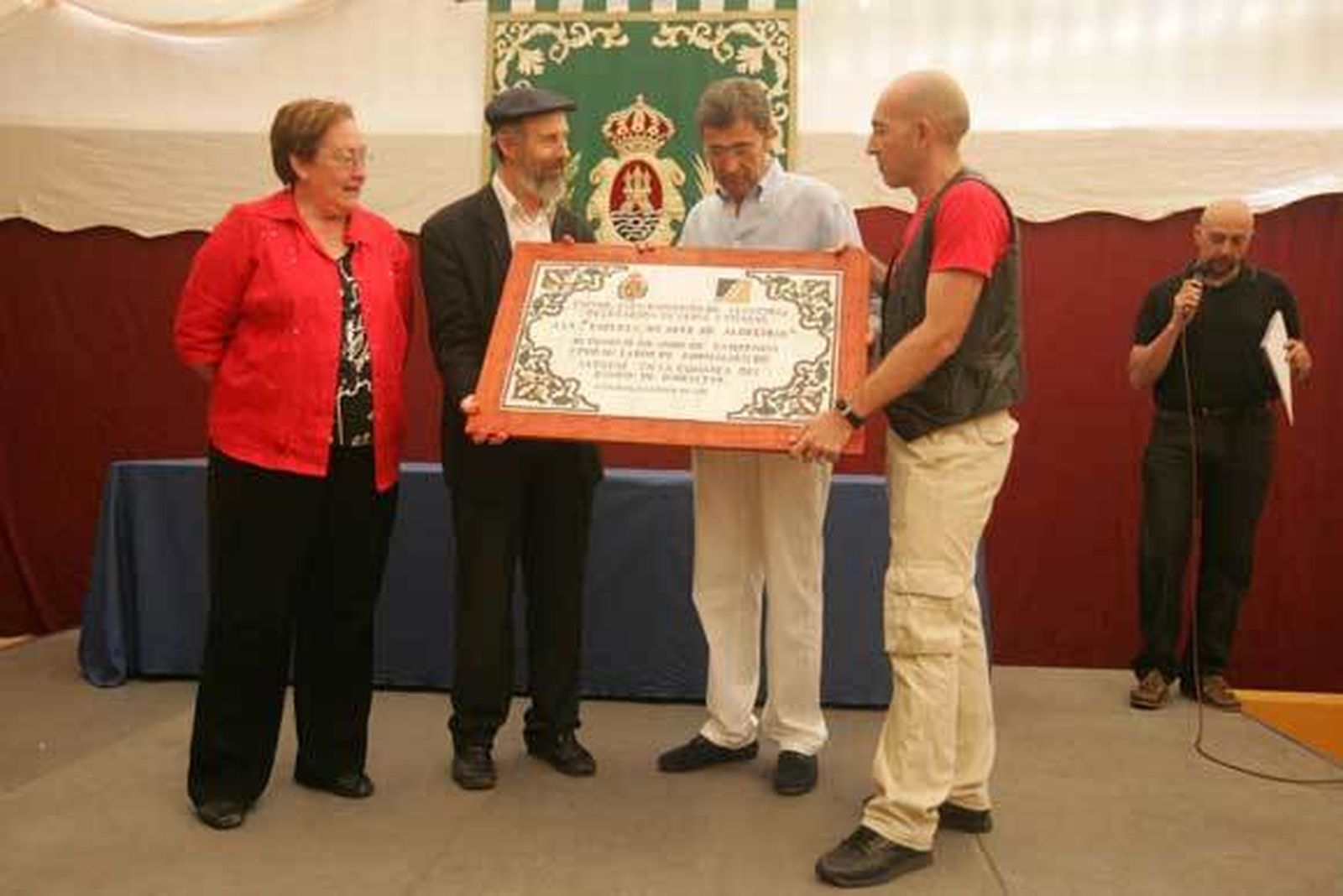 El director y el jefe de estudios de la Escuela de Arte reciben el reconocimiento por su centenario de manos del alcalde y de la delegada de Feria y Fiestas  Foto: J.M.Q.