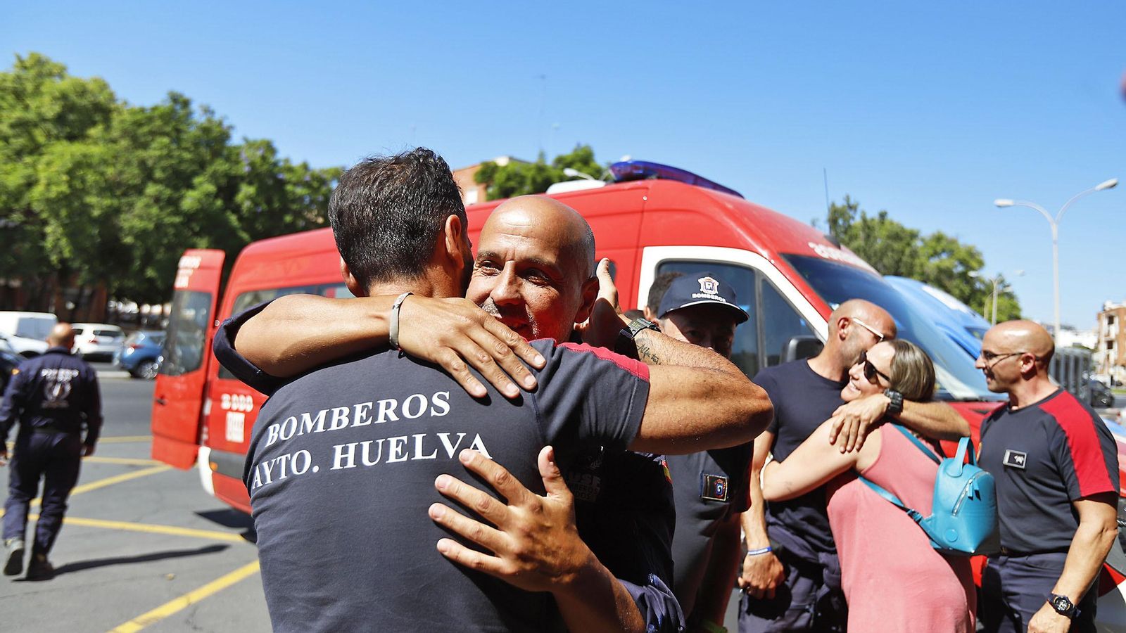 Imágenes del regreso de los bomberos de Huelva tras finalizar las labores de búsqueda en Marruecos