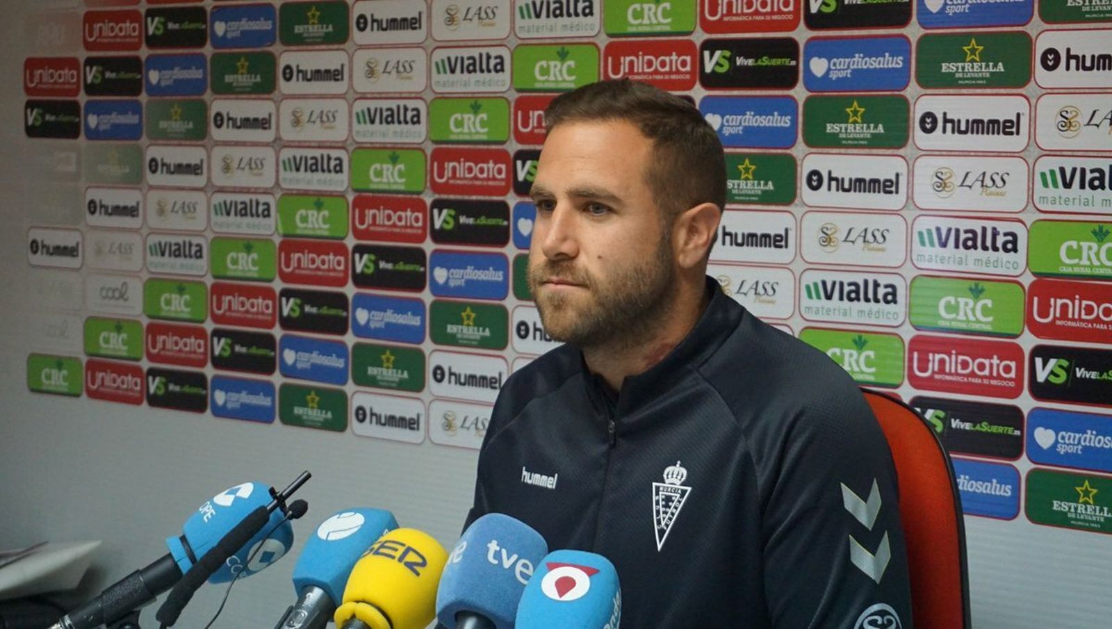 El entrenador el Real Murcia Javi Motos comparece ante los medios.
