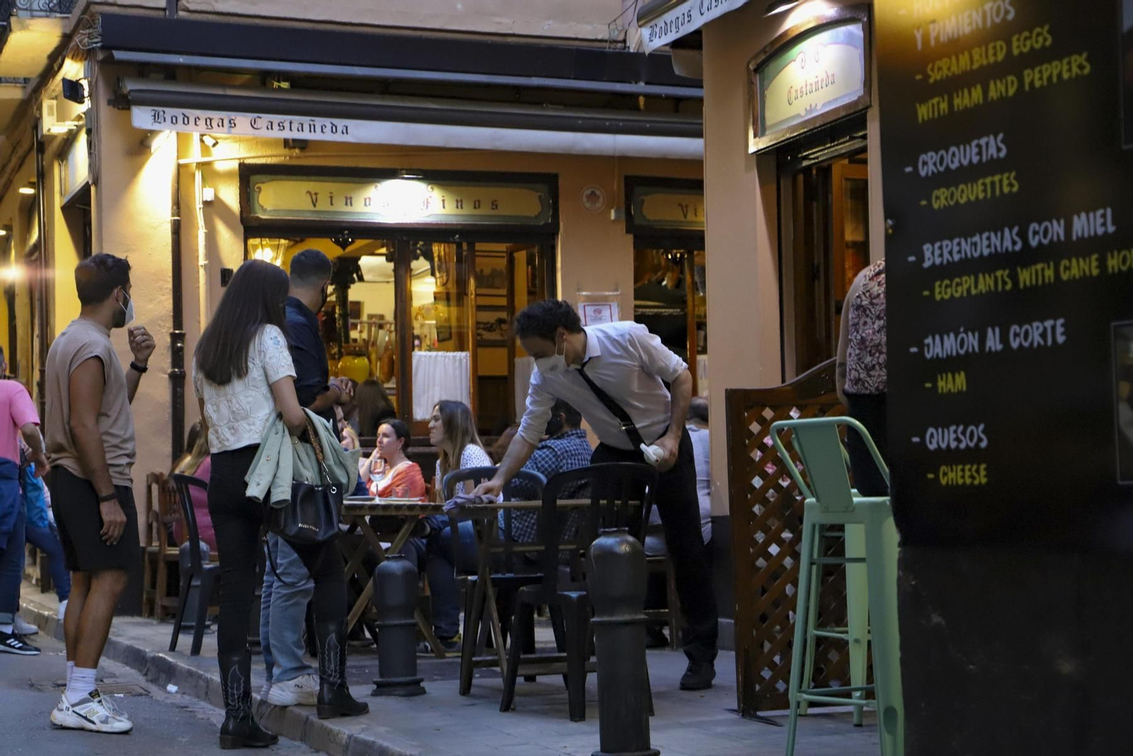 Fotos de la primera noche sin toque de queda en Granada tras el estado de alarma
