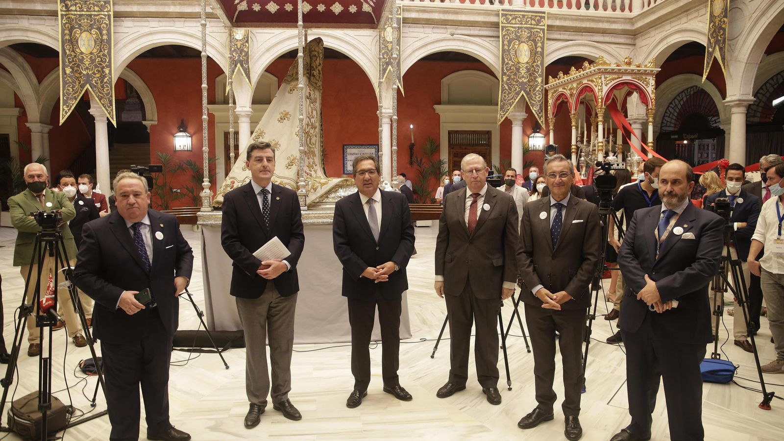 Autoridades en el patio de la exposición.