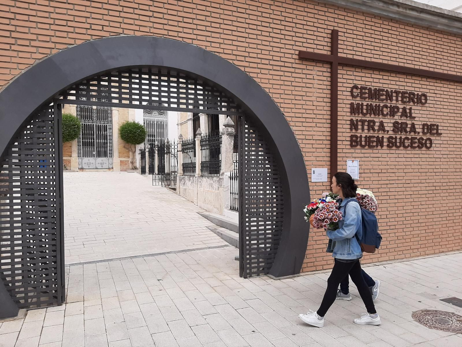 Varias personas acceden al cementerio municipal Nuestra Señora del Buen Suceso.