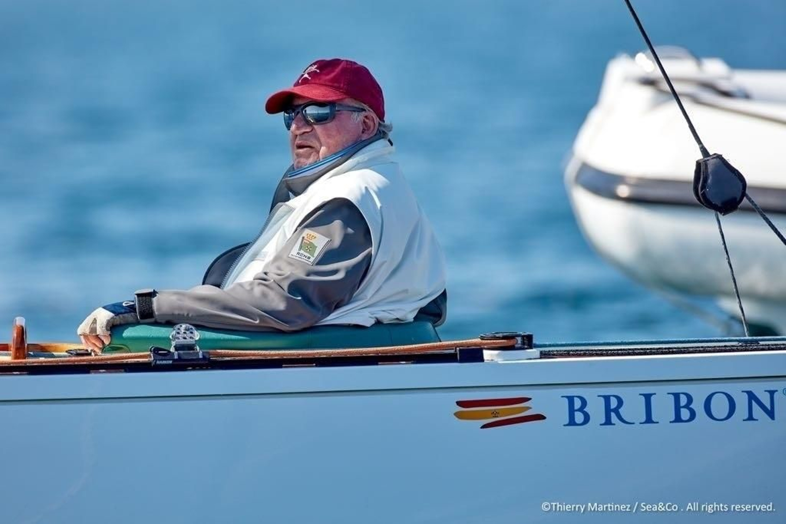 El rey Juan Carlos patronea la embarcación del Bribón durante la regata.