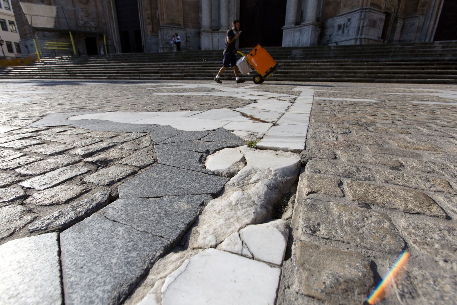 Una parte del pavimento en la plaza de la Catedral.