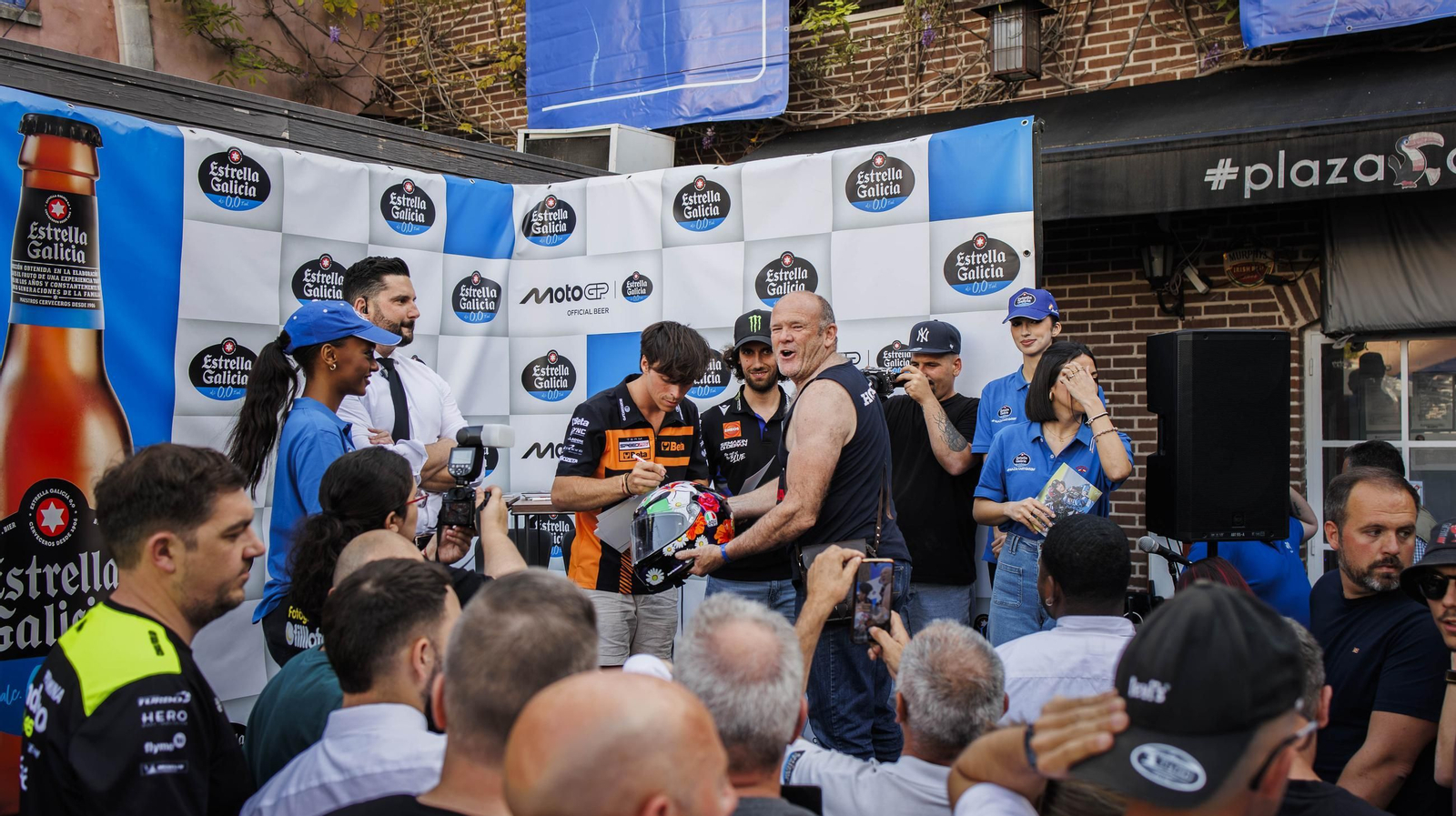 Álex Rins y Alonso López firman autógrafos en Plaza Canterbury